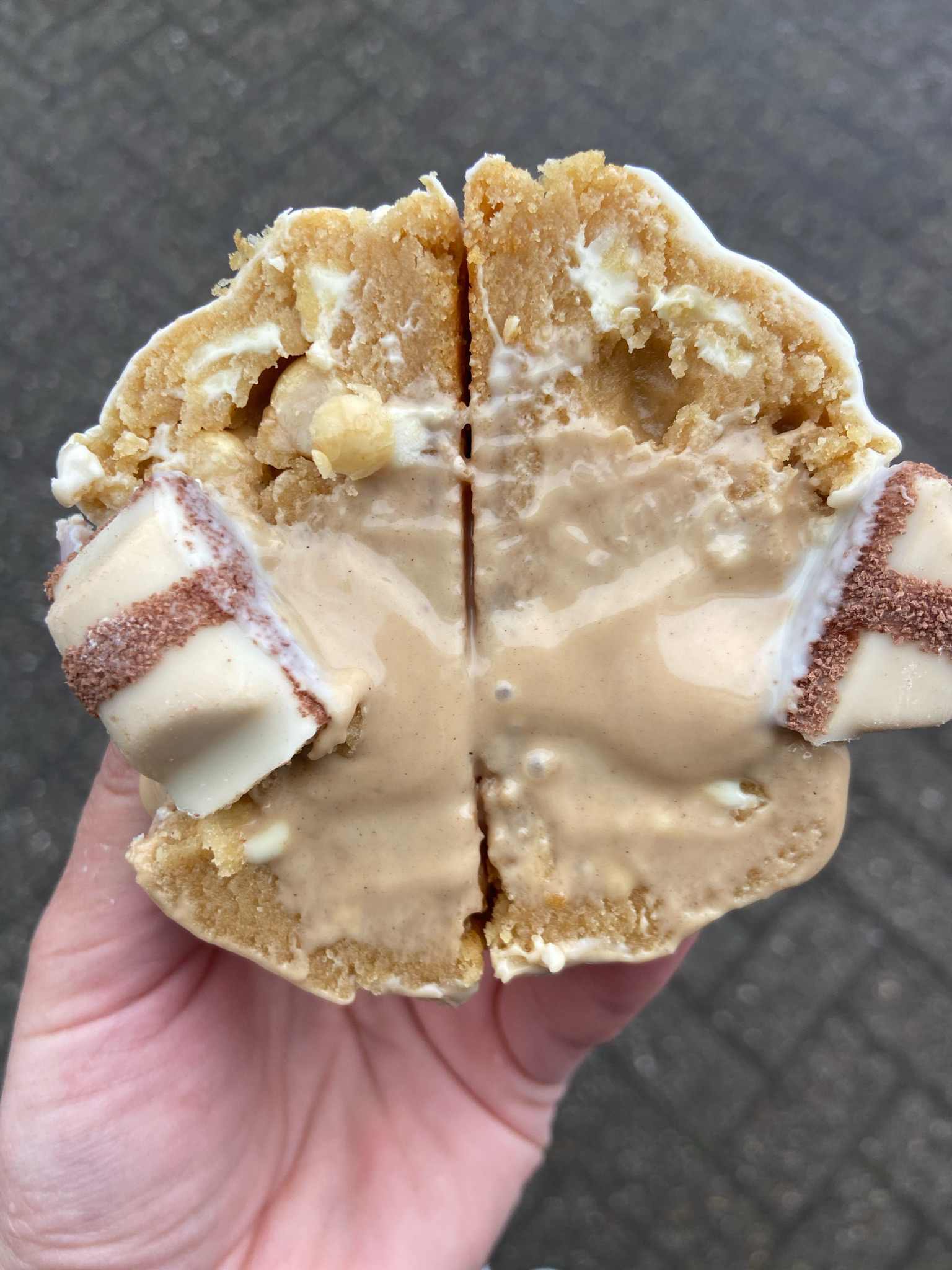 Kinder bueno white